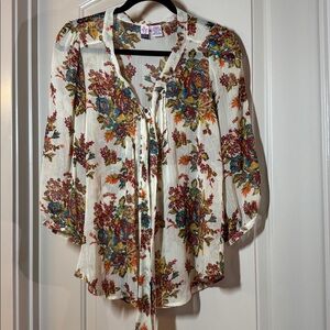 Love on a Hanger Floral button  Blouse with tie Size M. G-1171
